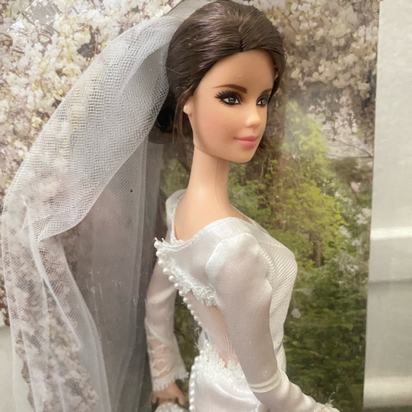 Barbie The Twilight Saga Breaking Dawn Bella - Picture 2 of 7